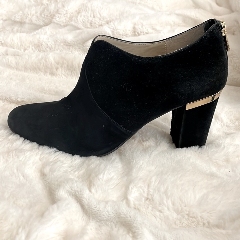 ADRIENNE VITTADINI Black “KANTRELLE” Booties